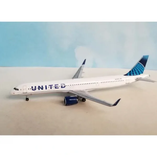 Aero Classics AC411206 1:400 KLM A321neo PH-AXA - Miniature Marvels: Airplane Models & Painted Dice* Airplane Model