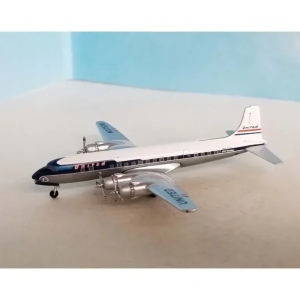 Aero Classics AC419956 1:400 United Airlines DC-6 - Miniature Marvels: Airplane Models & Painted Dice* Airplane Model