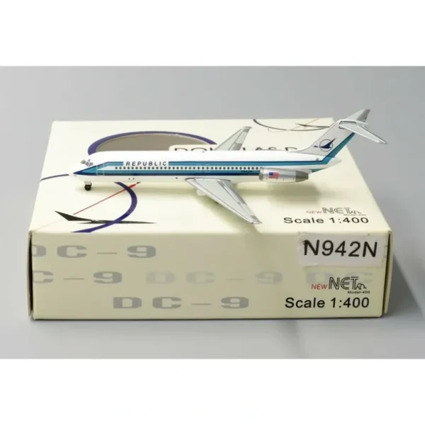Aero Classics Net Model 1:400 Republic DC-9 N942N - Miniature Marvels: Airplane Models & Painted Dice* Airplane Model