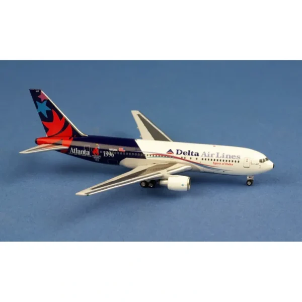 AeroClassics AC419580 1:400 Delta Airlines Boeing 767-200 N102DA "Atlanta 1996" - Miniature Marvels: Airplane Models & Painted Dice* Airplane Model
