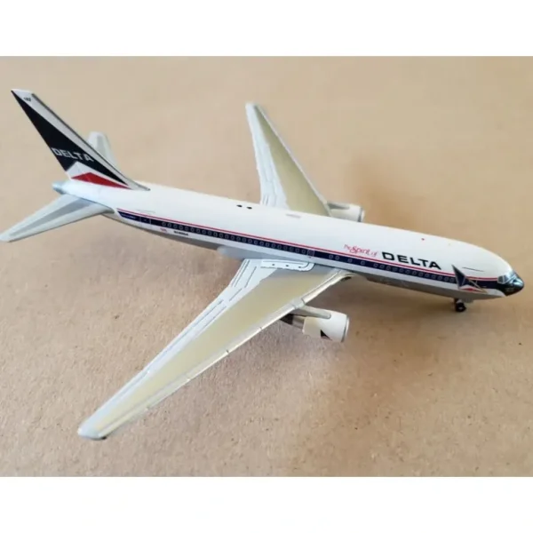 AeroClassics AC419399 1:400 Delta Airlines Boeing 767-200 N102DA "Spirit of Delta" - Miniature Marvels: Airplane Models & Painted Dice* Airplane Model