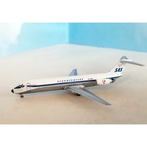 AeroClassics AC411148 1:400 SAS DC-9-30 SE-DBZ - Miniature Marvels: Airplane Models & Painted Dice* Airplane Model