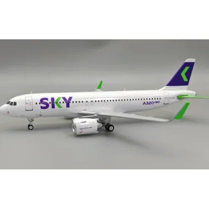 *El Aviador EAVAZC 1:200 Sky Airline Airbus A320-251N CC-AZC - Miniature Marvels: Airplane Models & Painted Dice* Airplane Model