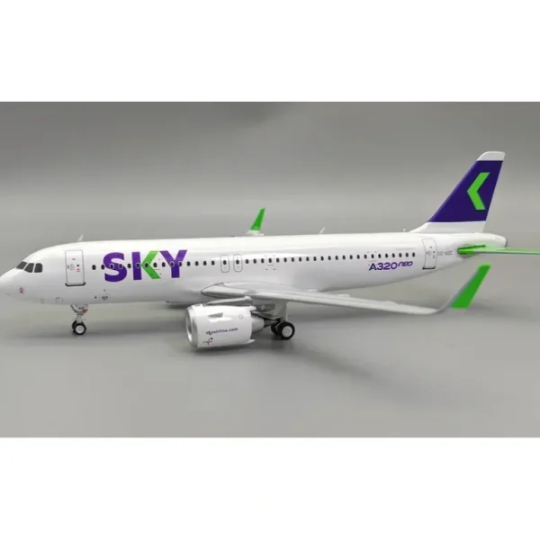 *El Aviador EAVAZC 1:200 Sky Airline Airbus A320-251N CC-AZC - Miniature Marvels: Airplane Models & Painted Dice* Airplane Model