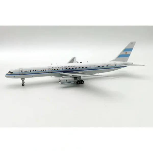EL Aviador EAVT01 1:200 Argentina Air Force Boeing 757-23A T-01 - Miniature Marvels: Airplane Models & Painted Dice* Airplane Model