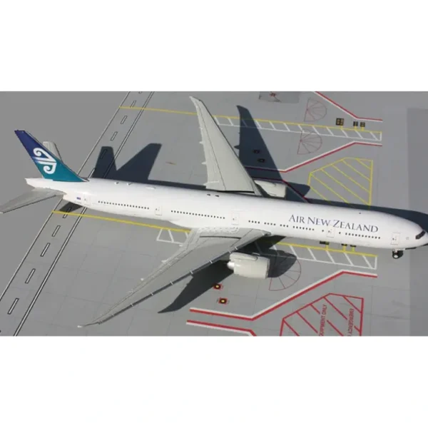 Gemini Jets G2ANZ258 1:200 Air New Zealand Boeing 777-300ER ZK-OKM - Miniature Marvels: Airplane Models & Painted Dice* Airplane Model