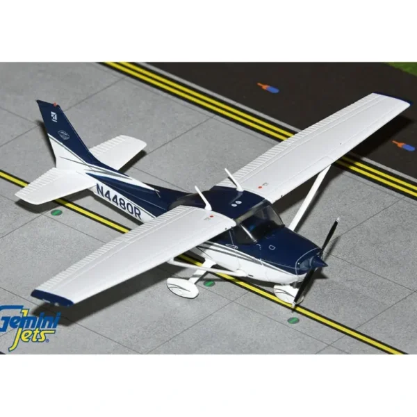 Gemini Jets GGCES016 1:72 Cessna 172M Skyhawk N4480R - Miniature Marvels: Airplane Models & Painted Dice* Airplane Model