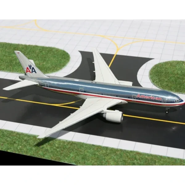 Gemini Jets GJAAL328 1:400 American Airlines Boeing 777-200ER - Miniature Marvels: Airplane Models & Painted Dice* Airplane Model