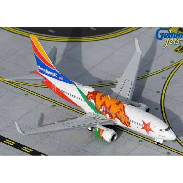 Gemini Jets GJSWA2020 1:400 Southwest Boeing 737-700 - Miniature Marvels: Airplane Models & Painted Dice* Airplane Model