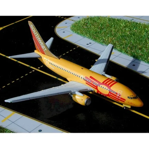 Gemini Jets GJSWA283 1:400 Southwest Boeing 737-700 N781WN - Miniature Marvels: Airplane Models & Painted Dice* Airplane Model