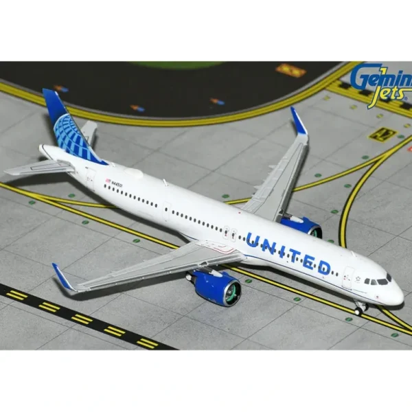 Gemini Jets GJUAL2245 1:400 United Airbus A321neo - Miniature Marvels: Airplane Models & Painted Dice* Airplane Model