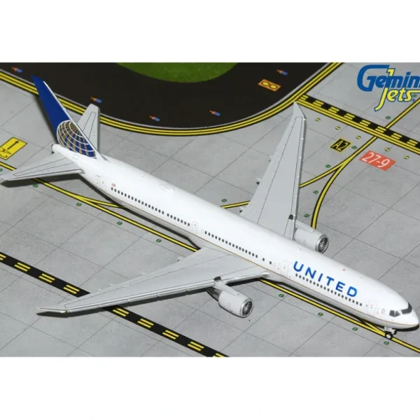 Gemini Jets GJUAL2155 1:400 United Airlines Boeing Airbus A380 - Miniature Marvels: Airplane Models & Painted Dice* Airplane Model
