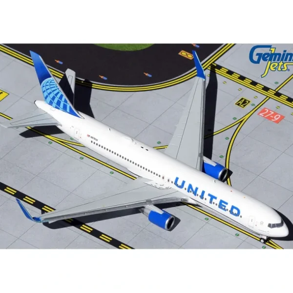 Gemini Jets GJUAL1921 1:400 United Boeing 767-300ER N676UA - Miniature Marvels: Airplane Models & Painted Dice* Airplane Model