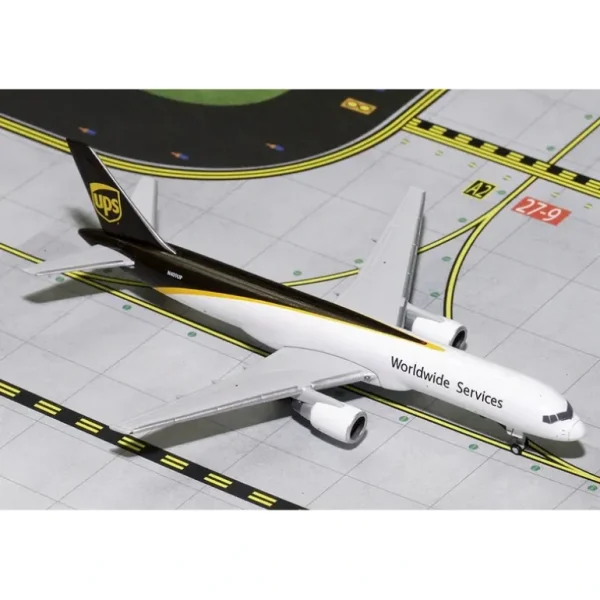 Gemini Jets GJUPS1643 1:400 UPS Boeing 757-200F - Miniature Marvels: Airplane Models & Painted Dice* Airplane Model