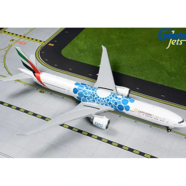Gemini Jets G2UAE776 1:200 Emirates B777-300ER A6-EPK - Miniature Marvels: Airplane Models & Painted Dice* Airplane Model