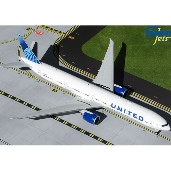 Gemini Jets G2UAL894 1:200 United Boeing 777-300ER N2749U - Miniature Marvels: Airplane Models & Painted Dice* Airplane Model