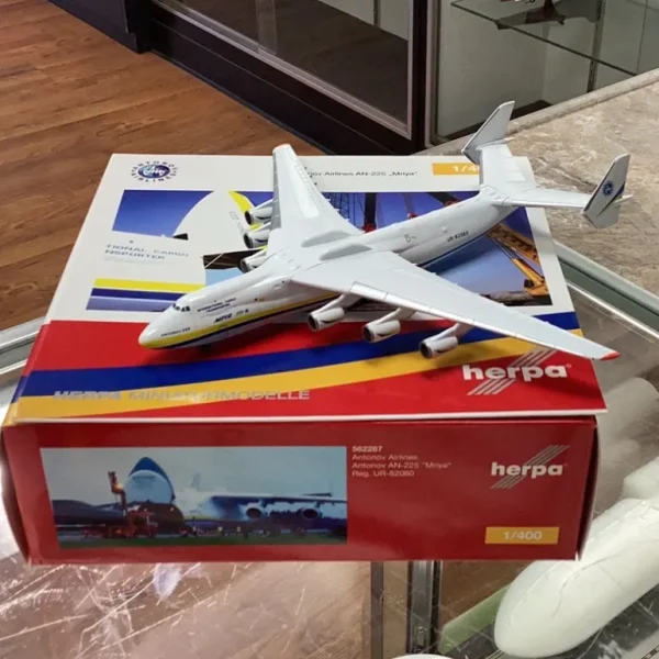 Herpa 1:400 Antonov AN-225 Mriya 562287 - Miniature Marvels: Airplane Models & Painted Dice* Airplane Model