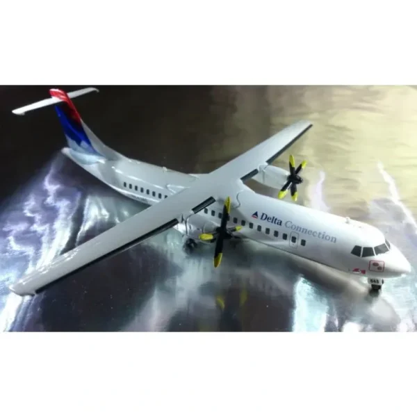Herpa Wings 552219 1:200 Delta ATR-72 - Miniature Marvels: Airplane Models & Painted Dice* Airplane Model
