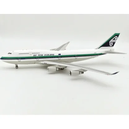 Inflight IF744NZ0423 1:200 Air New Zealand Boeing 747-400 - Miniature Marvels: Airplane Models & Painted Dice* Airplane Model