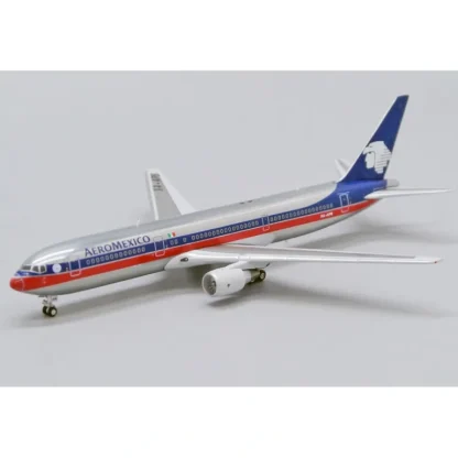 JC Wings 1:400 Aeromexico Boeing 767-300 XX4264 - Miniature Marvels: Airplane Models & Painted Dice* Airplane Model