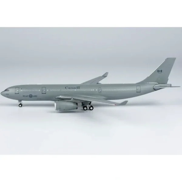 NG 61068 1:400 Royal Canadian Air Force (RCAF) CC-330 Husky 330003 - Miniature Marvels: Airplane Models & Painted Dice* Airplane Model