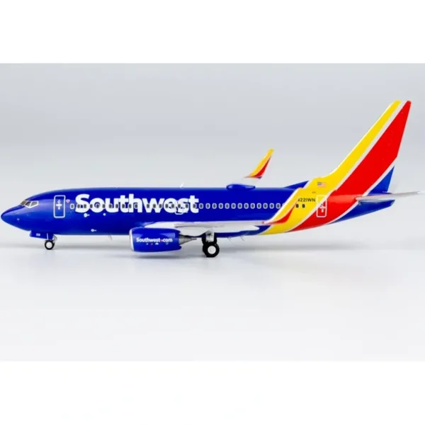 NG 77042 1:400 Southwest Airlines Boeing 737-700 N221WN (Heart livery; normal winglets) - Miniature Marvels: Airplane Models & Painted Dice* Airplane Model