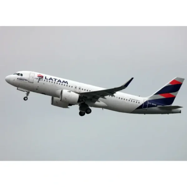 Phoenix 11906 1:400 LATAM Airbus A320neo CC-BHG - Miniature Marvels: Airplane Models & Painted Dice* Airplane Model