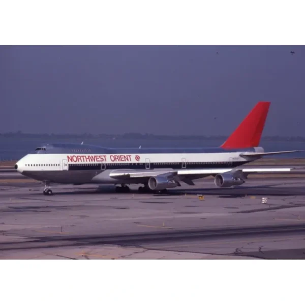 Phoenix 04594 1:400 Northwest Airlines Boeing 747-200 N623US - Miniature Marvels: Airplane Models & Painted Dice* Airplane Model