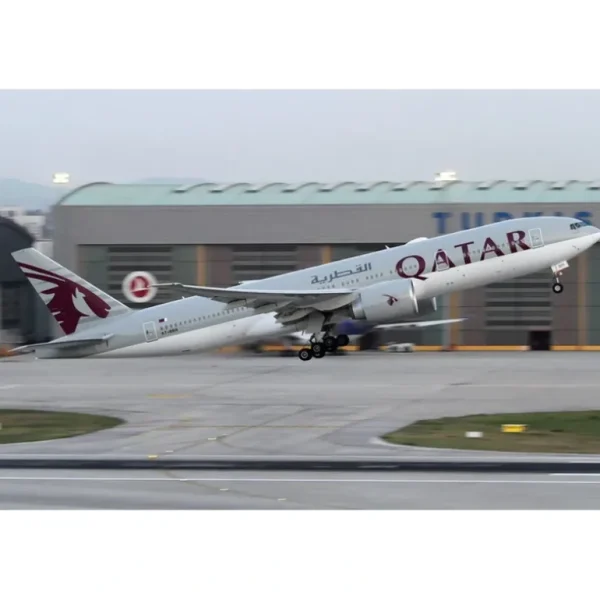 Phoenix 04548 1:400 Qatar Airways Boeing 777-200LR - Miniature Marvels: Airplane Models & Painted Dice* Airplane Model