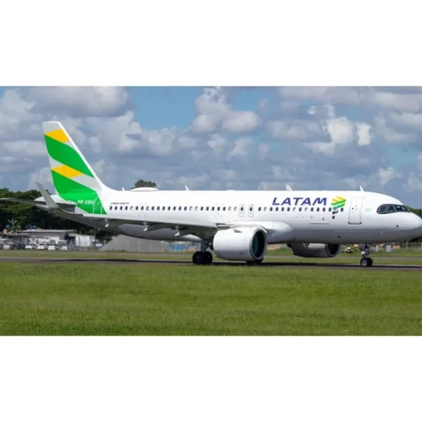 Clearance Pre-Order Phoenix 11916 1:400 LATAM A320neo PR-XBG - Miniature Marvels: Airplane Models & Painted Dice Airplane Model