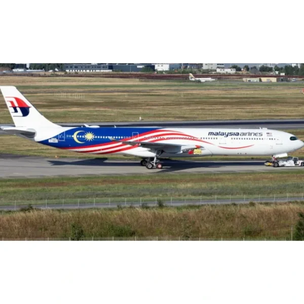 Clearance Pre-Order Phoenix 11926 1:400 Malaysia Airlines A330-900neo 9M-MNG - Miniature Marvels: Airplane Models & Painted Dice Airplane Model