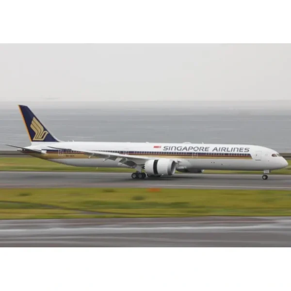 Store Pre-Order Phoenix 04605 1:400 Singapore Airlines B787-10 9V-SCY - Miniature Marvels: Airplane Models & Painted Dice Airplane Model