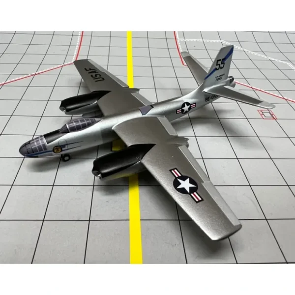 Best Sky Classics 1:200 USAF B-45 86th BS Sculthorpe 1955 - Miniature Marvels: Airplane Models & Painted Dice Airplane Model