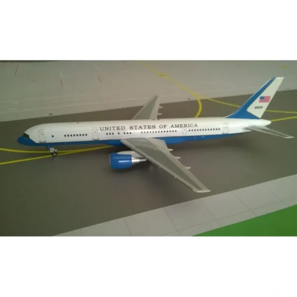 Hot StarJets 3557226 1:200 USAF Boeing 757-200 (C-32) 80001 - Miniature Marvels: Airplane Models & Painted Dice Airplane Model
